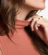 Blusa sin mangas en viscosa color blanco, con cuello alto y textura acanalada.