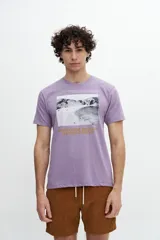Remera blanca con estampado gráfico en el frente, de corte clásico.