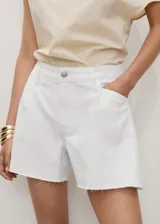 Short de algodón blanco, tiro medio, con bajo deshilachado y detalle de pinzas delanteras.