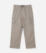 Pantalón paper touch color verde militar, con bolsillos laterales, cintura elástica y cordón de ajuste. Se convierte en bermuda gracias a un cierre a la altura de la rodilla.