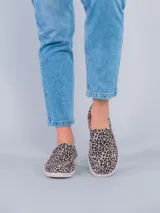 Zapatillas slip on con estampado animal print, capellada de textil y suela de goma.