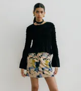 Top negro fruncido con mangas largas acampanadas.