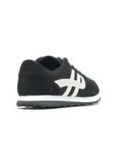 Zapatillas urbanas Seventy8 negras con detalles en blanco, cordones blancos y logo blanco en el lateral.