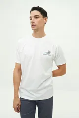 Remera color ladrillo de manga corta con estampado pequeño en el frente.