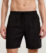 Bermuda deportiva masculina de poliéster reciclado certificado RCS, color negro, con cintura elástica y lazo ajustable. Presenta un estampado abstracto en tonos claros en la parte superior delantera.