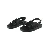 Sandalia negra con plataforma, tiras anchas cruzadas en el empeine y tira trasera con hebilla.