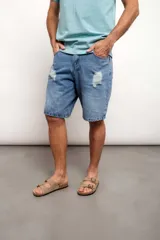Bermuda de jean a la rodilla, con roturas.