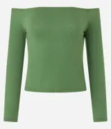 Blusa verde de rib con escote hombro a hombro y mangas largas ajustadas.