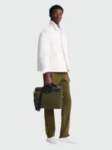 Bolso tipo briefcase color verde militar, con detalles en negro y correa de hombro ajustable.