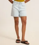 Short mom de jean celeste, con tiro alto, trabillas en la cintura, cierre tradicional por botón y cremallera y bolsillos.