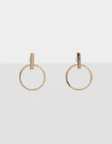 Par de aros colgantes dorados con forma de círculo y barra vertical en la parte superior.