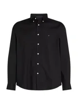 Camisa negra de popelina con cuello abotonado, cierre frontal con botones, manga larga con puños abotonados y logo de Tommy Hilfiger bordado en el pecho.
