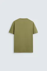 Camiseta marrón de corte slim fit, confeccionada en tejido de algodón con elasticidad, cuello redondo y manga corta.