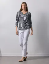 Blusa de algodón estampado en blanco y negro, marca Ruby Rd. con cuello a la base y escote en U, manga francesa.