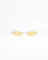 Anteojos de sol con lentes ovalados amarillos y marco plateado. Lentes polarizados con protección UV.