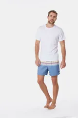 Short de baño celeste con rayas horizontales en tonos azul, amarillo y lila.
