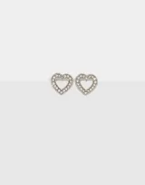 Aros pasantes plateados con forma de corazón calado y strass incrustados.