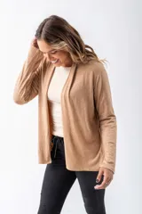 Saco de lanilla color beige, de corte ajustado y diseño elegante.
