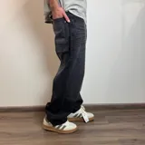 Pantalón de jean gris oscuro con efecto lavado, corte amplio y tiro alto.