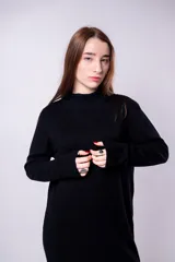 Vestido largo negro de tejido de punto, con cuello alto y mangas largas.