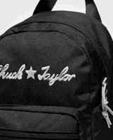 Mochila negra con el logo de Converse Chuck Taylor en blanco.