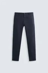 Pantalón chino azul marino, corte skinny fit, con bolsillos laterales y traseros de ojal.