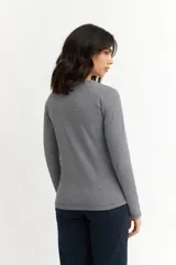 Remera de manga larga a rayas horizontales grises y blancas, de corte ajustado.