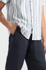 Pantalón azul marino confeccionado en lino 100% premium de alto gramaje. De corte recto y fit relajado, con cintura elástica y cordón de algodón.