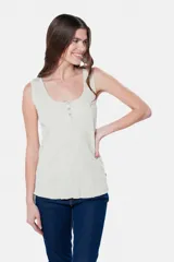 Musculosa lisa color beige en tela rib con botones a presión y fitting relajado.
