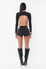 Body negro traslúcido de jersey con mangas largas y espalda descubierta.