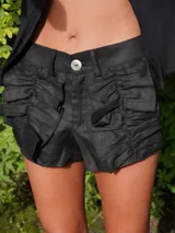 Shorts de mujer color marrón oscuro con volados frontales y cintura con detalle de lazo.