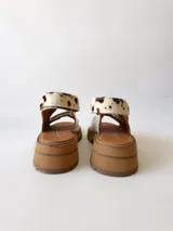 Sandalias con plataforma color marrón y tiras de cuero sintético con estampado animal print de vaca.