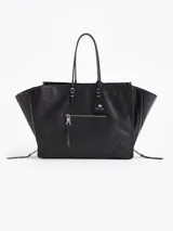 Bolso tote negro de cuero vacuno con textura granulada. Presenta cierres funcionales en los laterales para expandir el espacio y dos asas de mano. Incluye un tag colgante con aplique metálico y un tirador de cremallera con forma de figura.