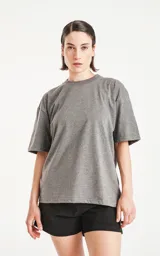 Remera gris melange de corte crop y calce oversize, con hombros caídos y cuello redondo.