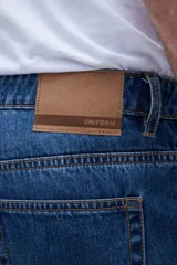 Pantalón de jean azul de corte recto, holgado en la cadera y levemente ajustado en las piernas, con tiro medio.