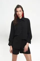 Short negro de algodón con tablones delanteros, diseño de tiro medio y corte holgado.