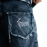 Bermuda de jean negro con corte holgado y terminaciones desflecadas.