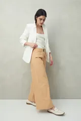 Pantalón wide leg color beige de algodón, con bolsillos delanteros con solapa y cierre con dos botones.