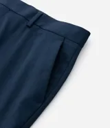 Pantalón slim fit de hombre color azul marino, con cintura con pasadores, cierre tradicional y bolsillos tipo cuchillo. Confeccionado con tecnología Performance para mayor respirabilidad y secado rápido.