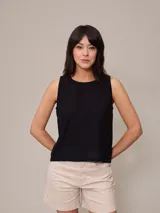Musculosa negra de lino y algodón, con cuello redondo y sisas amplias.