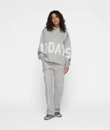 Buzo hoodie gris melange de corte oversize, confeccionado en tejido polar grueso y cepillado. Presenta un gran parche del logotipo de 10DAYS en el frente, capucha, puños acanalados y dobladillo sin rematar.