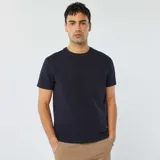 Remera azul marino de seersucker con cuello redondo y mangas cortas.