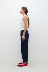 Pantalón jean de tiro alto, corte amplio y pierna recta, color azul oscuro.