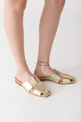 Zuecos plateados de cuero con diseño tejido y punta cuadrada.