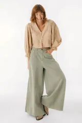 Pantalón de jean color borgoña, de corte wide leg y cintura alta.