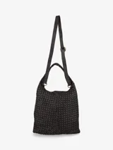Bolso negro de formato amplio con asa corta al hombro y correa larga ajustable, diseñado con un tramado de cuadros en toda su superficie.
