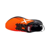Championes de hockey Munich Stroke 04, color naranja con detalles en negro y logo en blanco. Diseñados para hockey sobre césped artificial, con soporte lateral, refuerzo en el talón y protección contra impactos.
