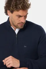 Buzo azul marino de punto con medio cierre y cuello alto.