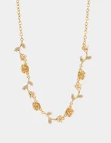 Collar corto dorado con cadena de eslabones y apliques de flores y hojas con strass.