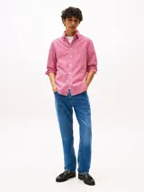 Camisa Tommy Hilfiger de popelina de puro algodón con diseño de cuadros Vichy en rojo y blanco, cuello abotonado, bolsillo de parche en el pecho y tecnología Flex que permite gran libertad de movimiento.